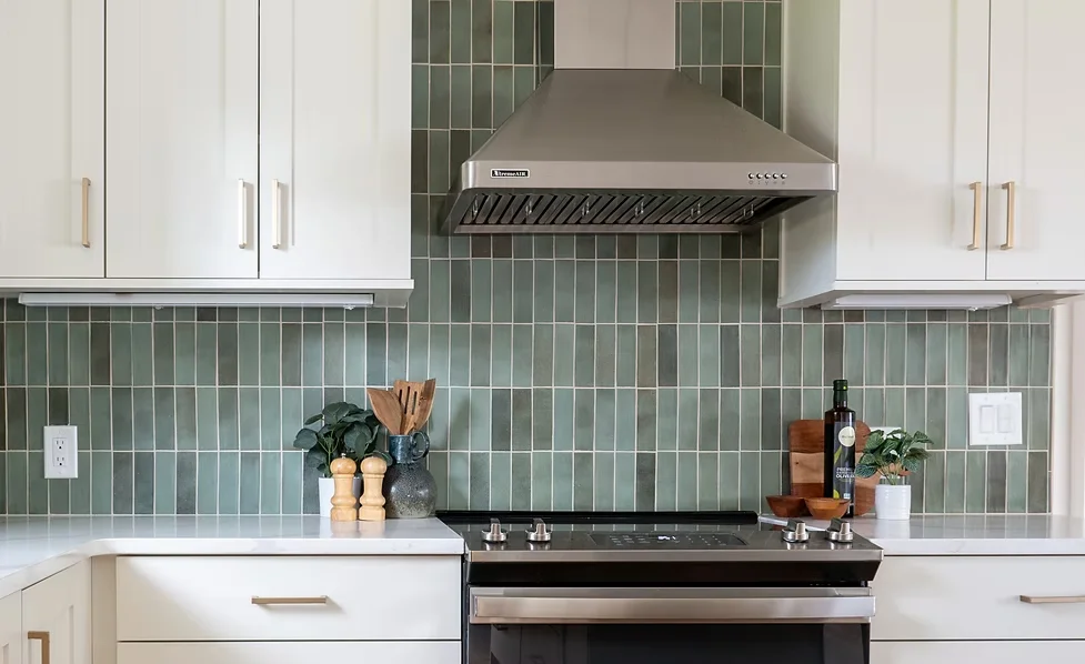 Modern Kitchen Stainless Steel Wall-Mounted Range Hood Remodeling with Mode Homes